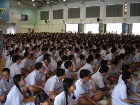 Students_of_Nan_Hua_High_School,_Singapore,_in_the_school_hall_-_20060127